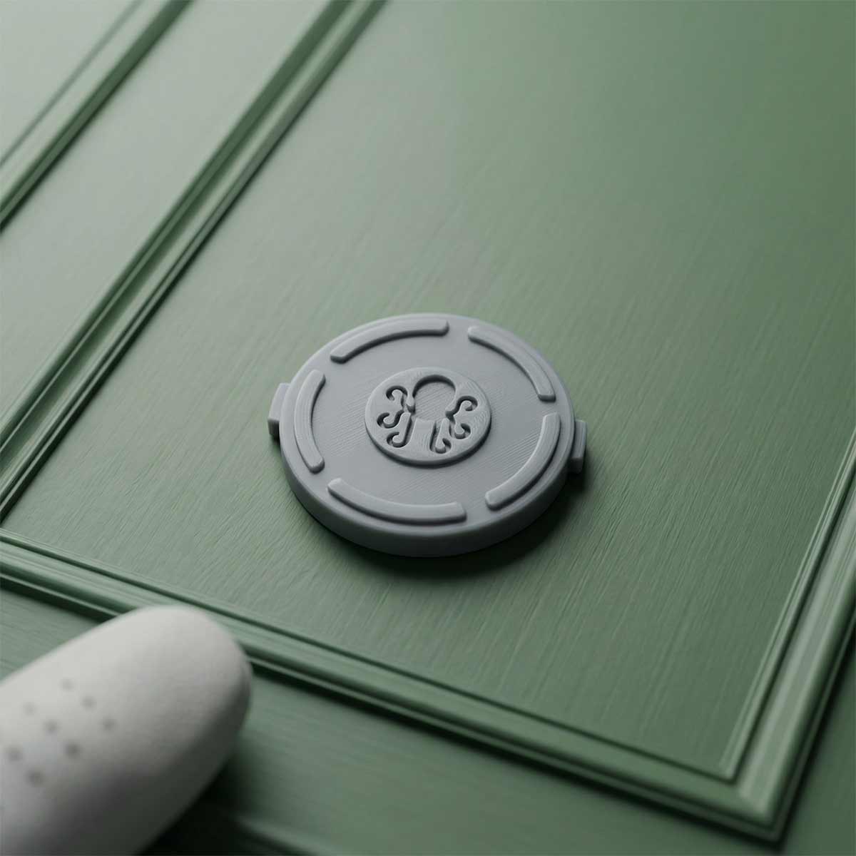 Back view of Den Lid Oscar Drift ball marker on green background