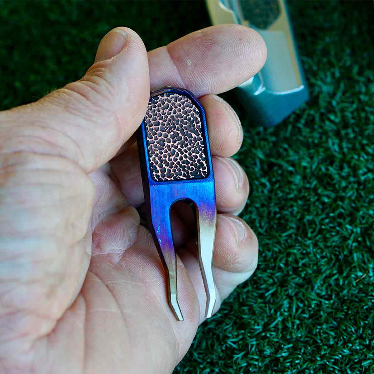 Blacklist Exclusive Blue Inferno golf pitch tool - silver gradient prongs