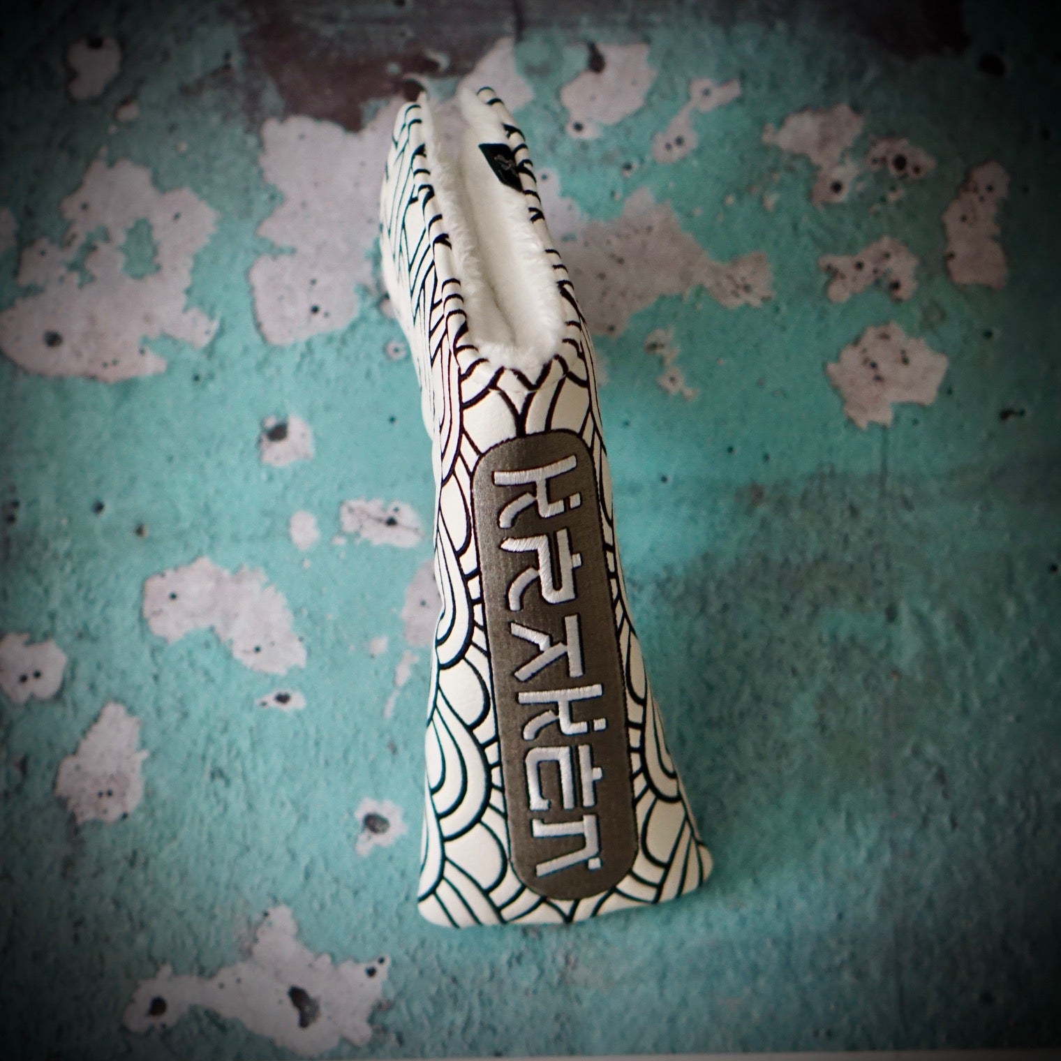 White Japanese wave blade putter headcover with silver and black embroidery